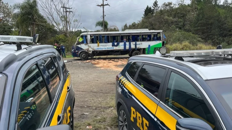 Acidente deixa dois mortos e nove feridos em rodovia do Paraná
