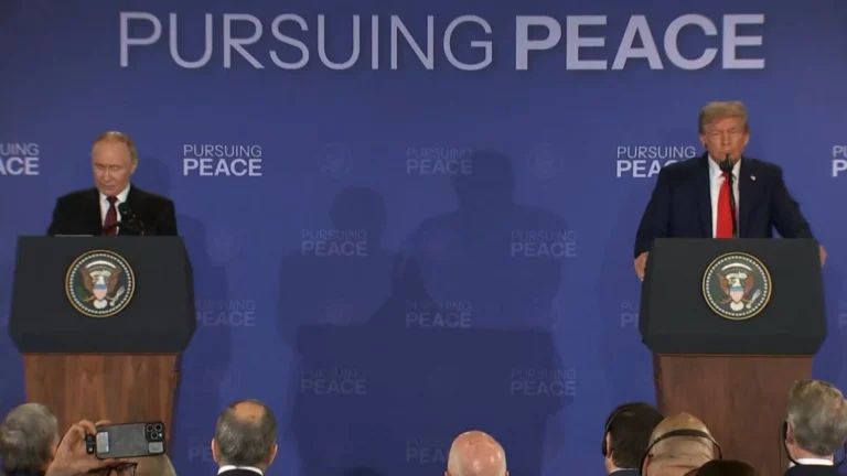 Trump e Putin encerram coletiva sem responder a perguntas de repórteres