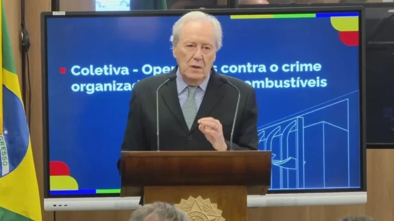 Operação contra o PCC é a maior da história brasileira, diz Lewandowski