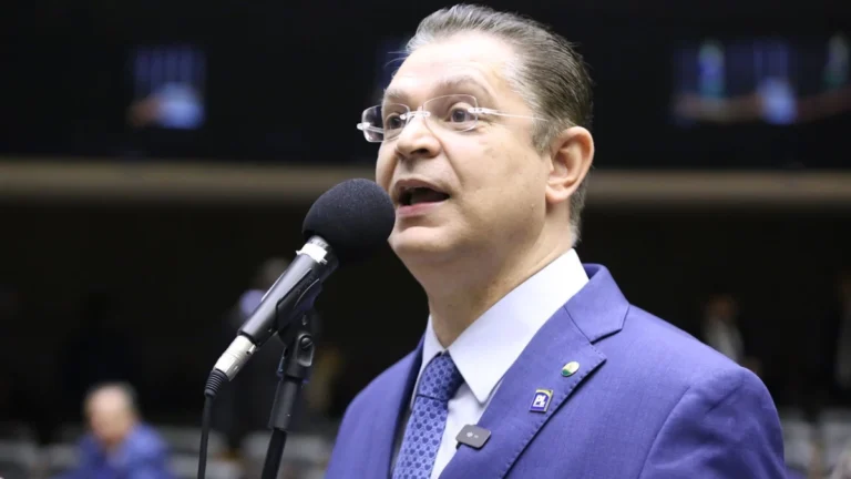 Moraes autoriza líder do PL a visitar Daniel Silveira em presídio