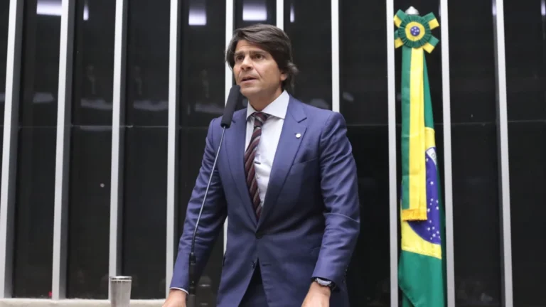 Relator apresenta pontos da reforma administrativa sobre jornada e salários