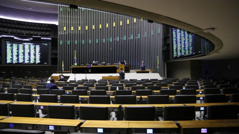 Análise: Combate à adultização pode fazer esquerda e direita se unirem