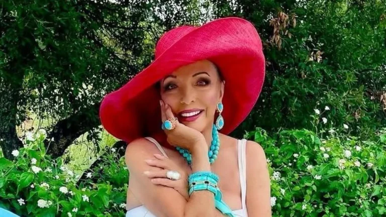 Atriz Joan Collins posa de maiô aos 92 anos no sul da França