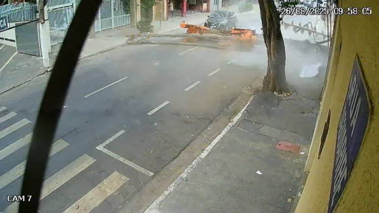 Vídeo: carro quase é atingido após queda de guindaste em SP