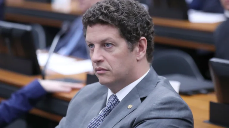 Ricardo Salles aguarda Tarcísio para definir candidatura em 2026