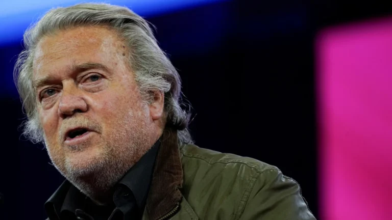 Prisão domiciliar de Bolsonaro aumenta tensão com os EUA, diz Bannon
