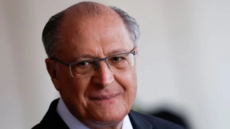 Avião com Alckmin decola da Colômbia rumo a Brasília