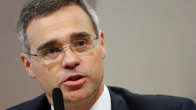 André Mendonça alerta Hugo Motta e colegas sobre evangélicos contra o STF