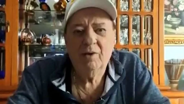 Após fortes dores, Raul Gil é diagnosticado com condição grave e segue internado