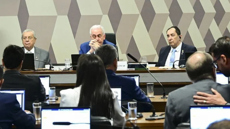 Políticos repercutem rejeição da PEC da Blindagem pela CCJ do Senado