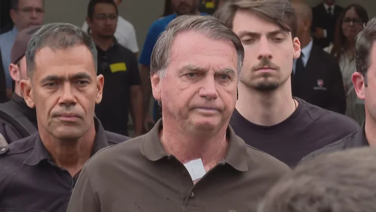 Médico de Bolsonaro segue para Brasília após internação de ex-presidente