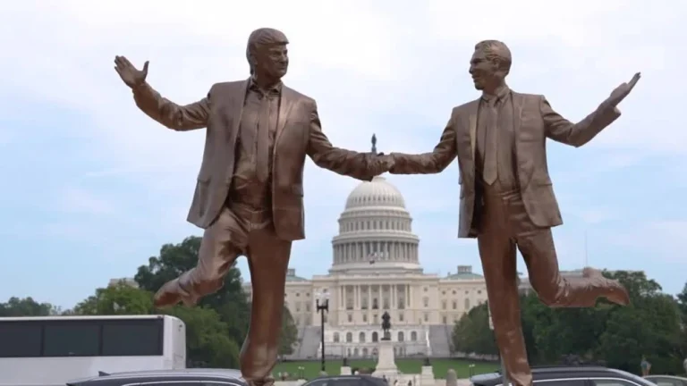 Estátua de Trump de mãos dadas com Jeffrey Epstein surge em Washington