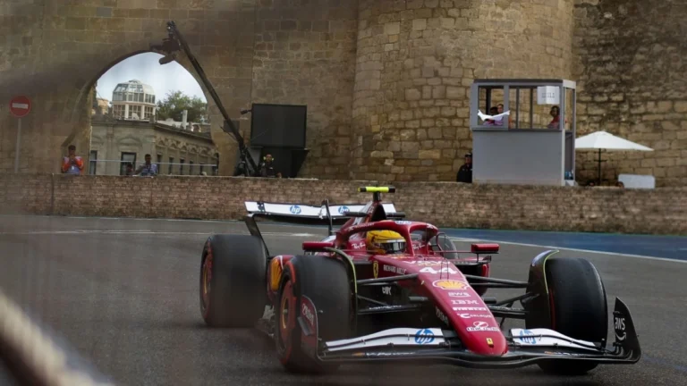 Hamilton comanda dobradinha da Ferrari em Baku; Norris abandona sessão