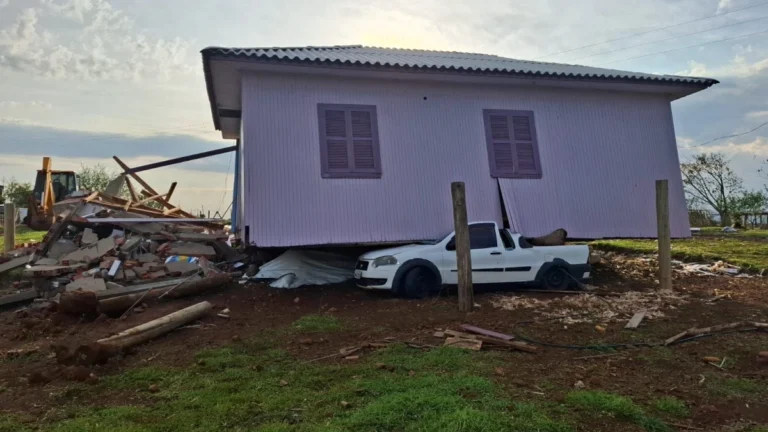 Destruição em SC: casa vai parar em cima de carro após forte temporal