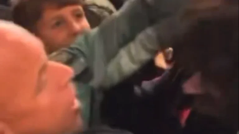 Vídeo: Torcedor do United que fez promessa de não cortar o cabelo é atacado