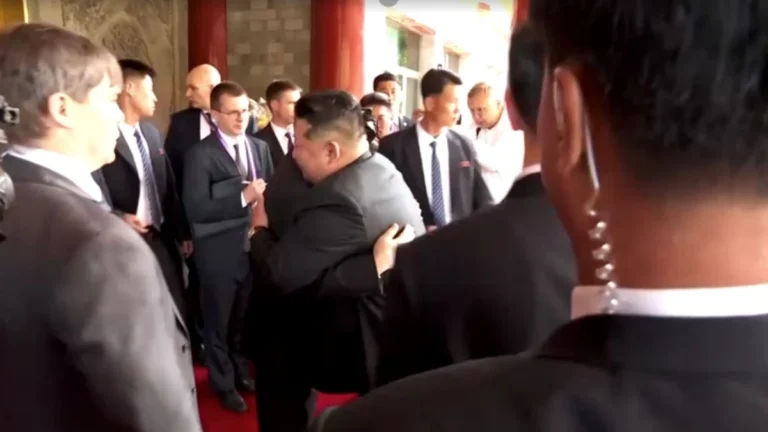 Putin e Kim Jong-un se abraçam ao se despedir após reunião na China