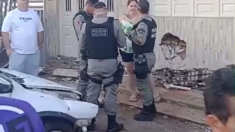Carro desgovernado invade casa e mata mulher