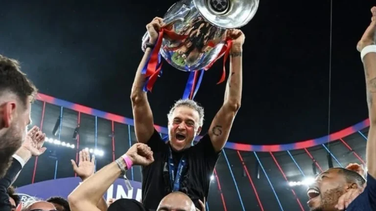 Bola de Ouro: Luis Enrique, do PSG, é eleito melhor técnico do ano