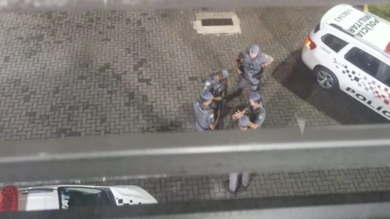 Preso tenta tomar arma de PM, policial civil interfere e baleia agente
