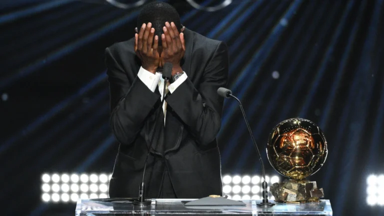 Dembélé se emociona ao falar da família após Bola de Ouro