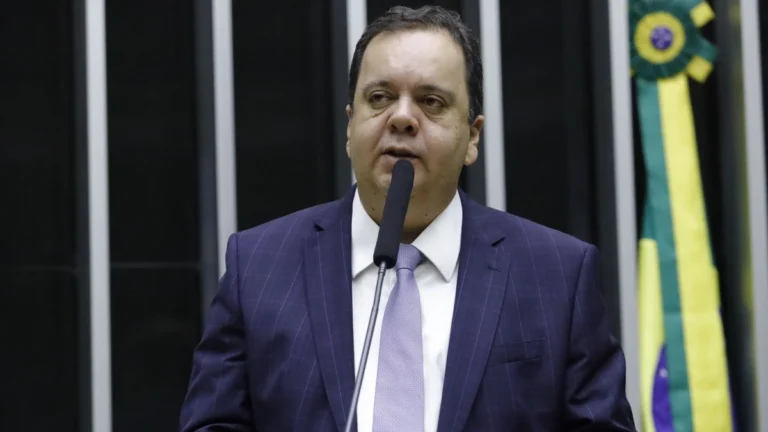 Fux suspende indiciamento de Elmar por pouso irregular de helicóptero