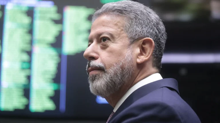 Primeira metade da isenção do IR foi “filé”, agora vem o “osso”, diz Lira