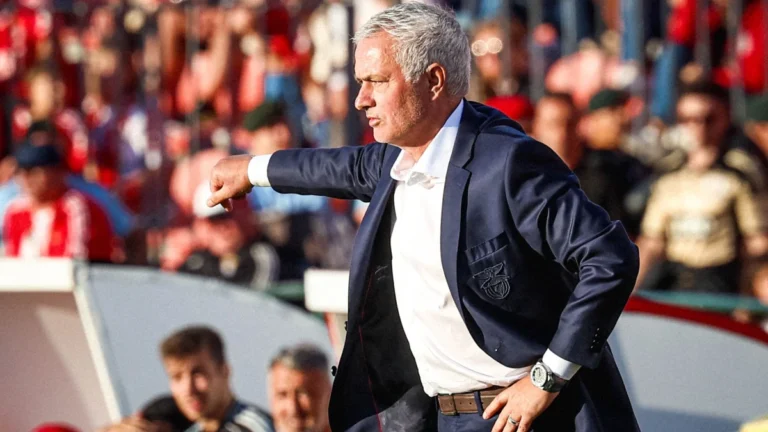 Em estreia de Mourinho, Benfica goleia AVS no Campeonato Português