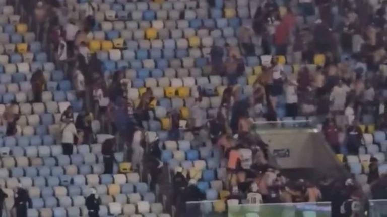 Torcida do Lanús entra em conflito com a polícia no Maracanã; veja