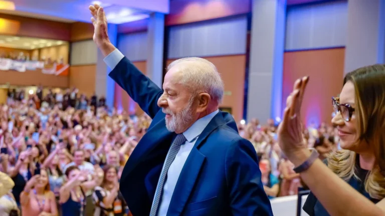 Lula sanciona lei que amplia licença-maternidade após alta da mãe e do bebê