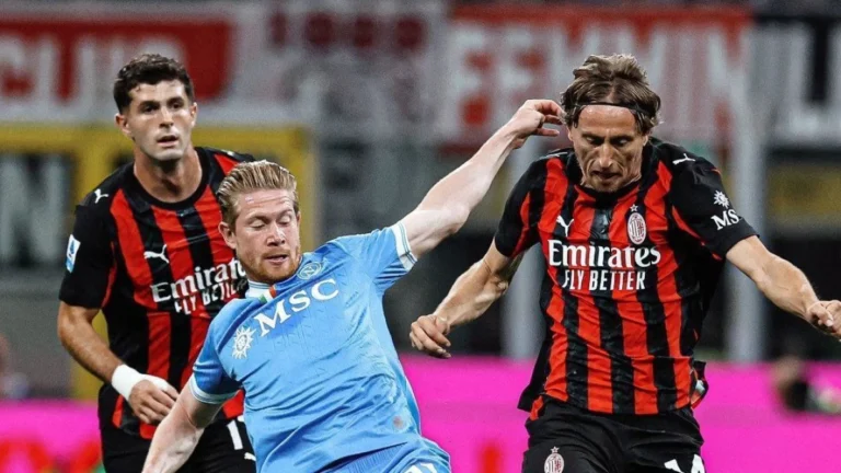 Pulisic brilha, Milan vence Napoli e assume liderança da Serie A