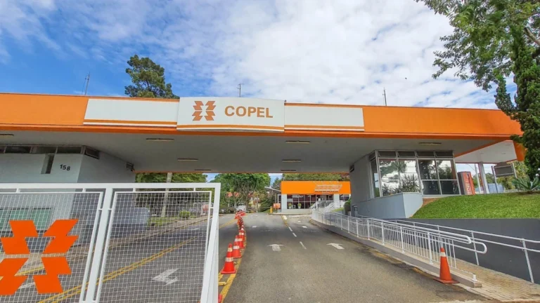 Mais de 60 mil domicílios permanecem sem energia após temporal no Paraná