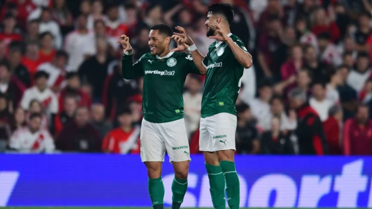 Receitas maiores, dívidas também: os contrastes entre Palmeiras e River