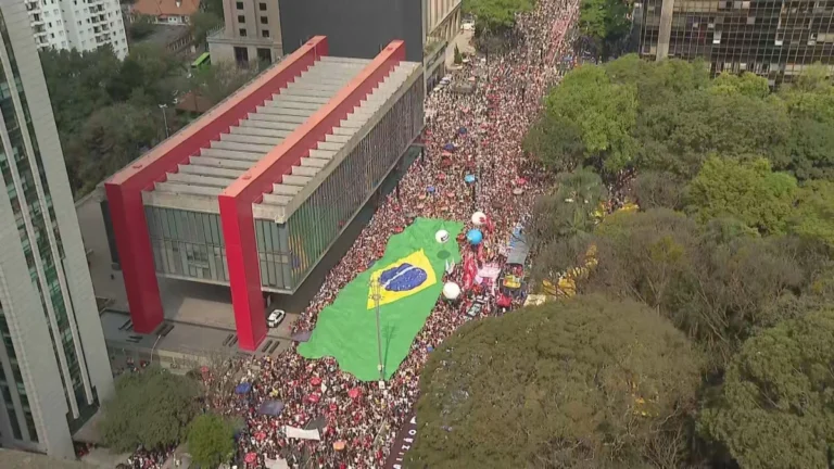 Análise: Bandeira do Brasil em ato reflete estratégia do governo