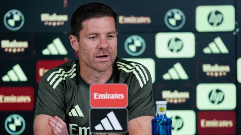“Eu fui jogador e não gostava de sair”, diz Xabi Alonso sobre Vini Jr.