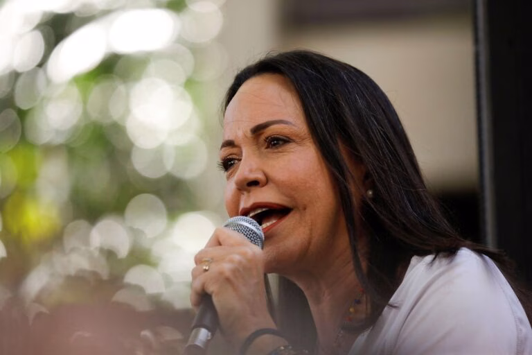 Direita celebra Nobel da Paz para Corina Machado, opositora de Maduro