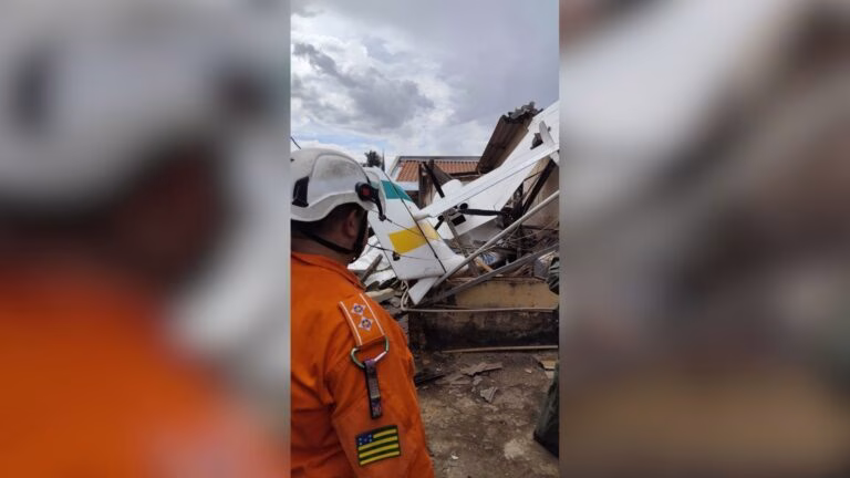 Avião de pequeno porte cai e atinge casa no Santos Dumont, em Goiânia