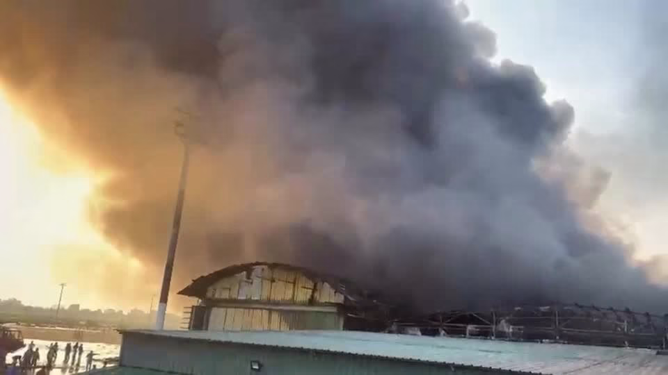 Incêndio interrompe voos em aeroporto em Bangladesh