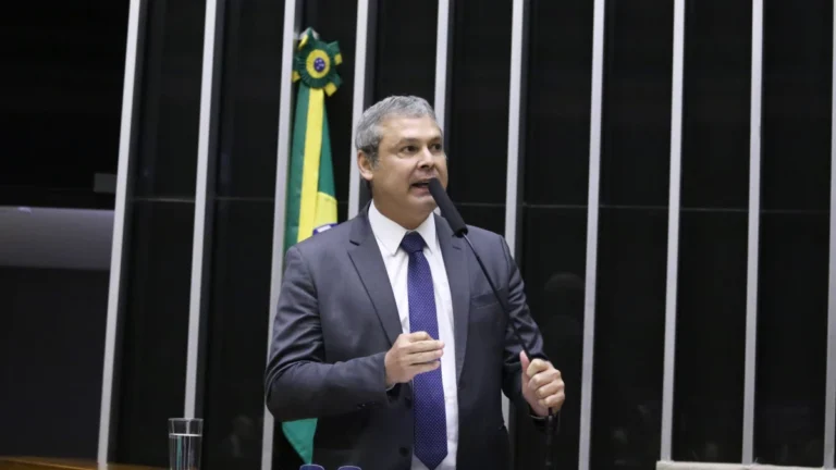 Líder do PT chama de “molecagem” derrota envolvendo MP do IOF