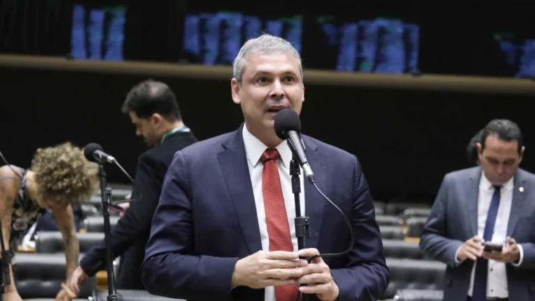 Líder do PT diz que Lula está “muito inclinado” pelo nome de Messias