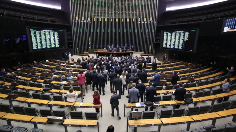 Câmara inicia análise no plenário do projeto que amplia isenção do IR