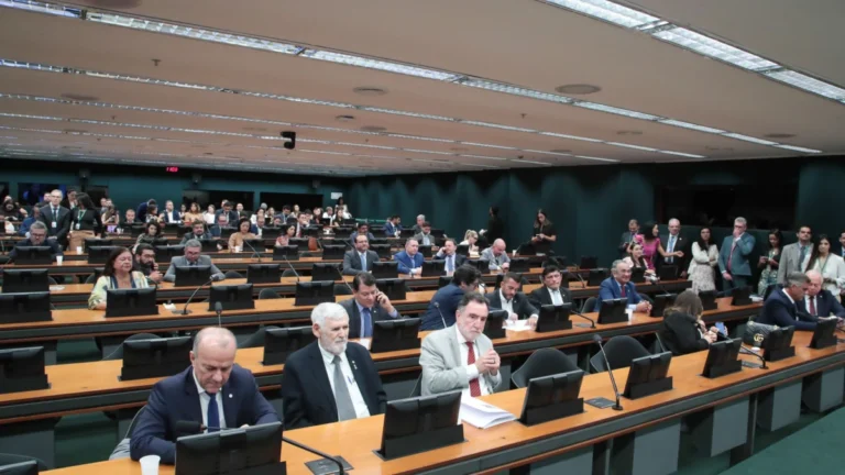 CCJ da Câmara aprova projeto que limita decisões monocráticas no STF