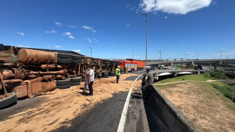 Mulher é soterrada por carga de serragem após caminhão virar