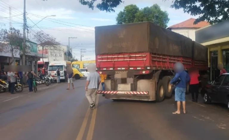 VÍDEO: Motorista que passou mal após ser picado por abelha foi flagrado com caminhão desgovernado antes de acidente, no PR