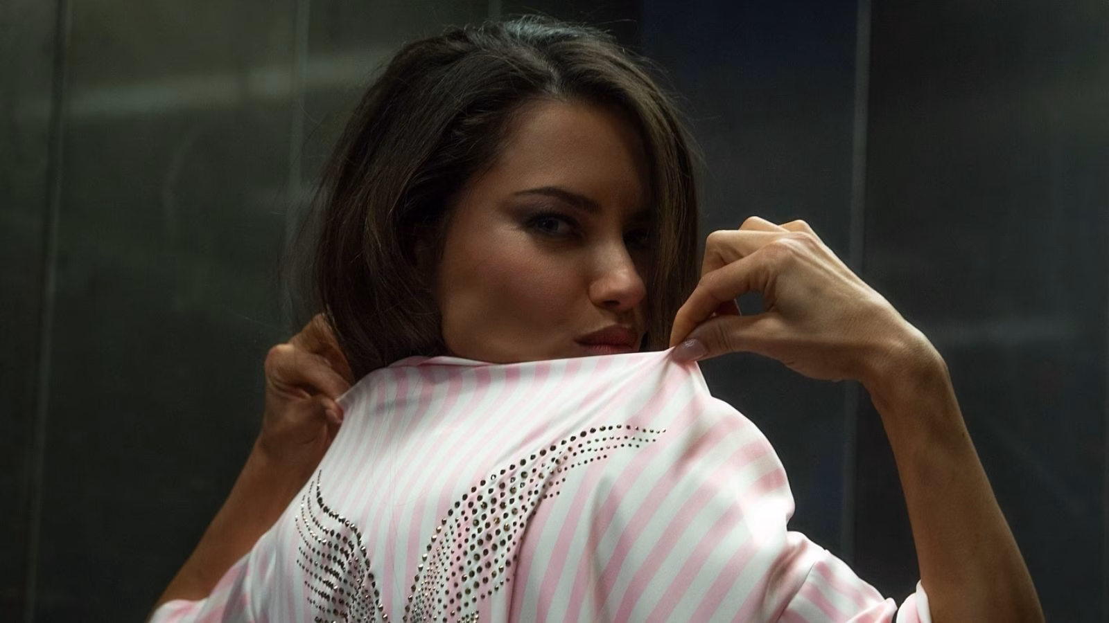 Adriana Lima resgata fotos antes de desfile da Victorias Secret: “Pronta”