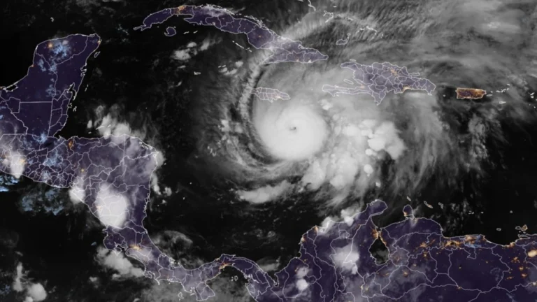 Furacão Melissa atinge categoria 5 e ameaça países do Caribe com ventos de 260 km/h; Jamaica evacua moradores