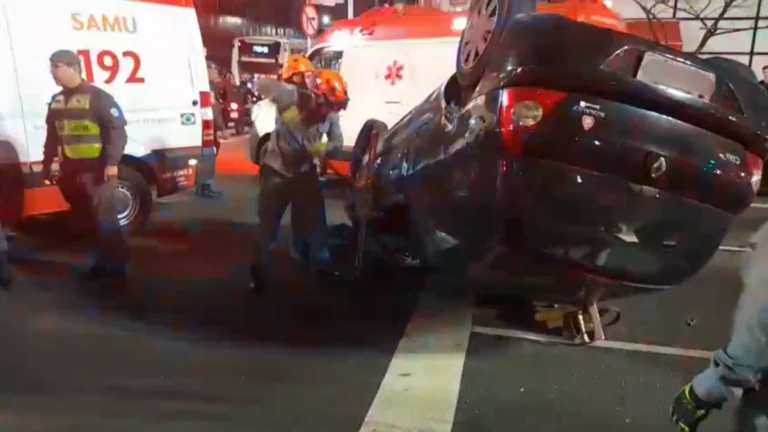 Carro capota na Paulista e pedaços se espalham na ciclovia