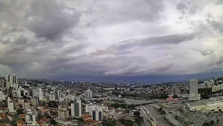 Defesa Civil alerta para chuvas fortes e rajadas de vento em BH