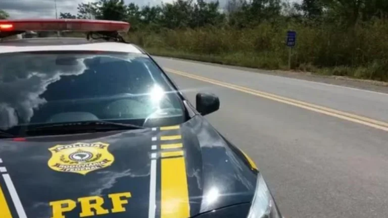 Idoso de 71 anos desce do carro para verificar acidente e morre atropelado por caminhão, diz PRF