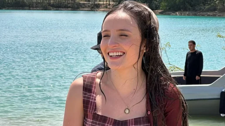 Sem dublê: Larissa Manoela grava cenas de afogamento em “Êta Mundo Melhor!”