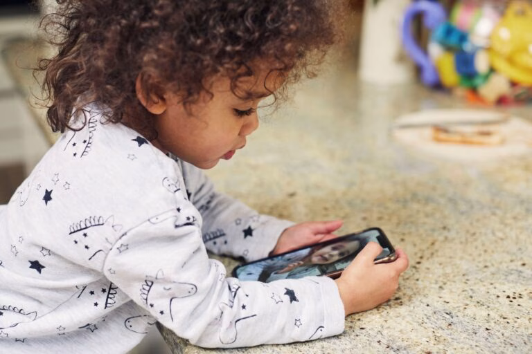 Crianças ganham smartphones antes do recomendado; veja idade certa